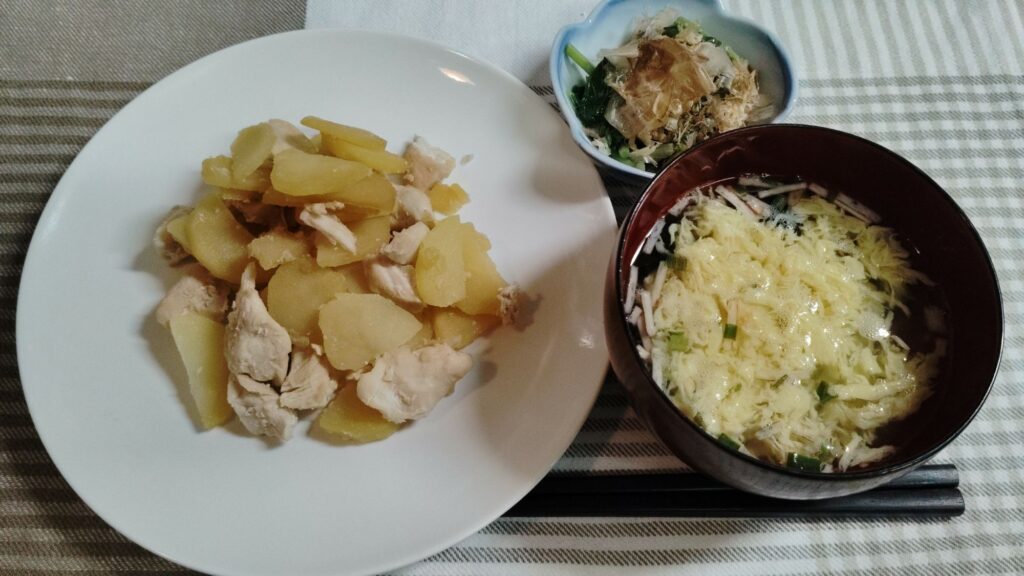 鶏じゃが。たまごスープ。モロヘイヤのおひたし。