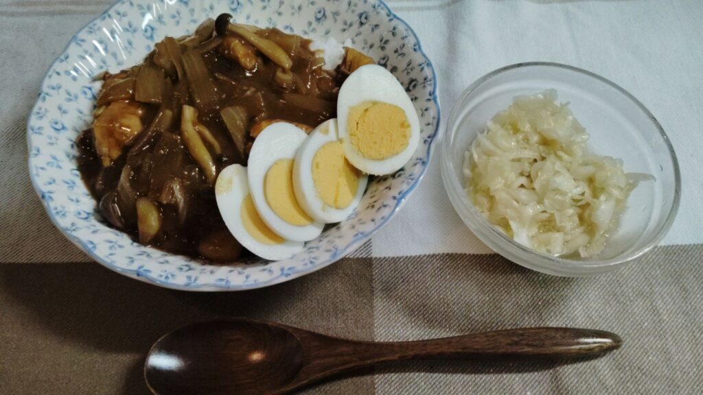 カレーライス。ゆで卵。やみつきキャベツ。