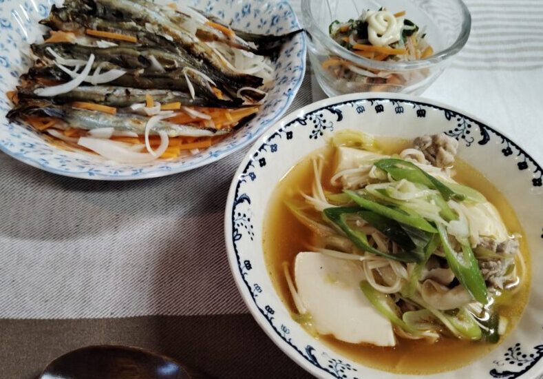 スンドゥブチゲ。ししゃもの南蛮漬け。もやしと人参の酢の物。