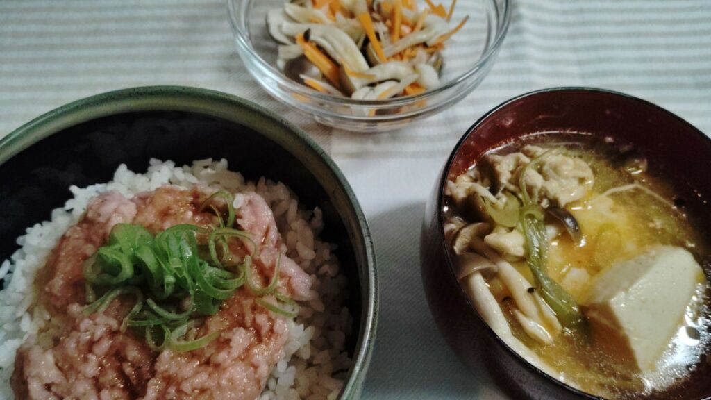 ねぎとろ丼。チゲスープ。しめじ・人参酢の物。