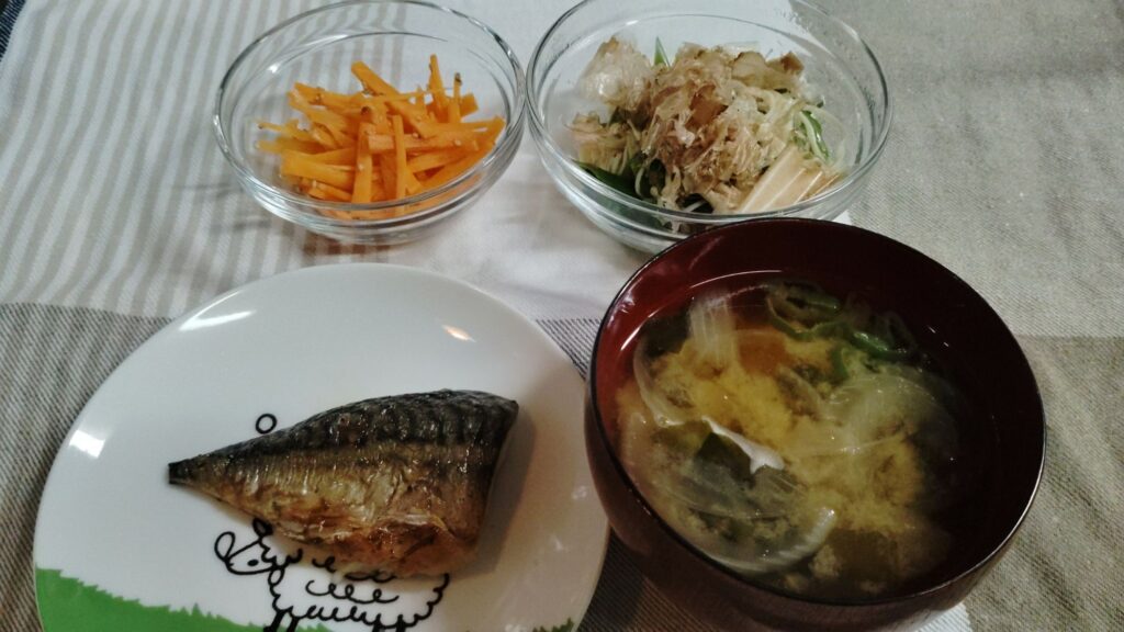 鯖の塩焼き。わかめと玉ねぎのみそ汁。人参の酢の物。ねぎとえのきの和え物。
