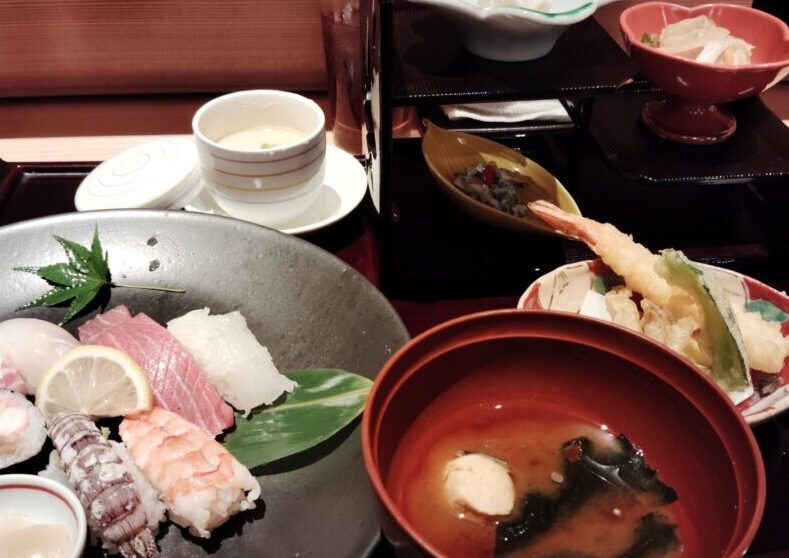 握りずし。赤だし。天ぷら。茶碗蒸し。白和え。南蛮漬け。