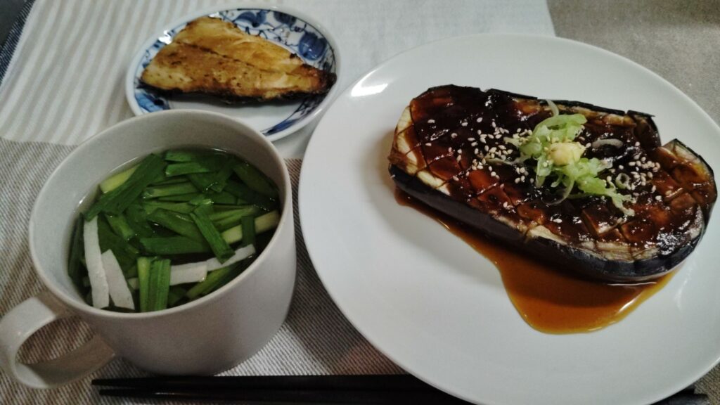 なすのみそ田楽。ニラとハムのスープ。さばの塩焼き。