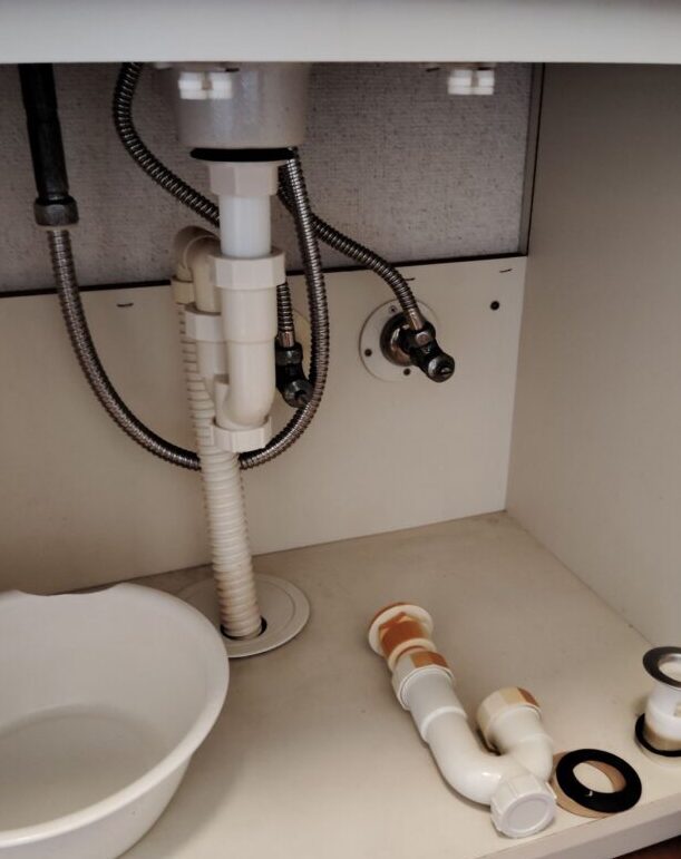 洗面台の排水栓と排水管を一部、新しい物に交換した。