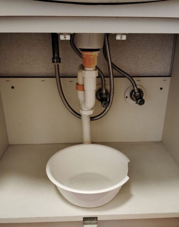 洗面台下の排水管。