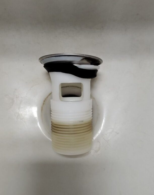 壊れた洗面台の排水栓。