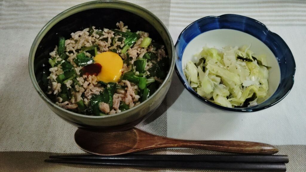ひき肉とニラの簡単スタミナ丼。キャベツとワカメの酢の物。
