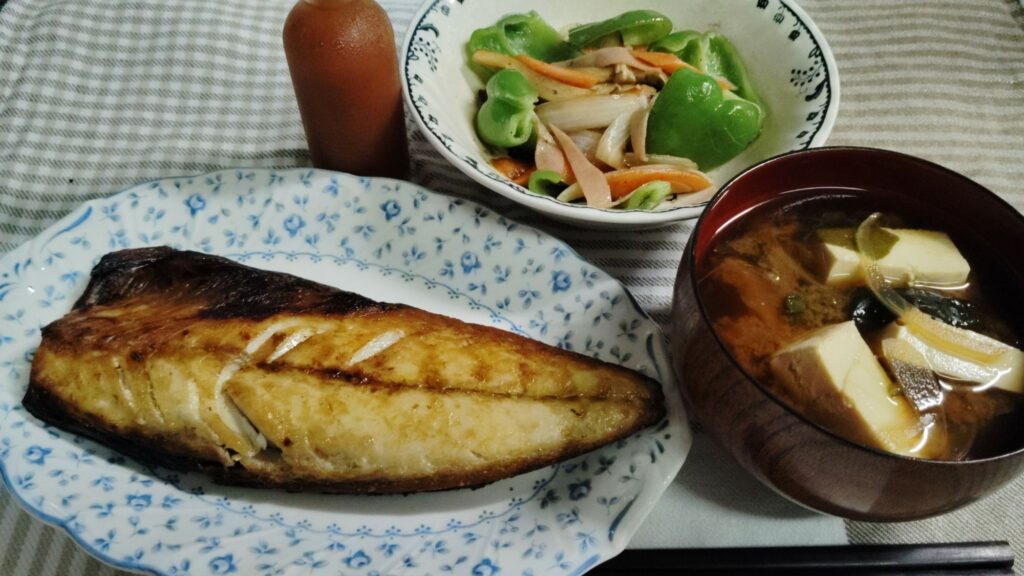 塩サバ。玉ねぎと豆腐とわかめのみそ汁。ハム・ピーマン・にんじん・玉ねぎ炒め。