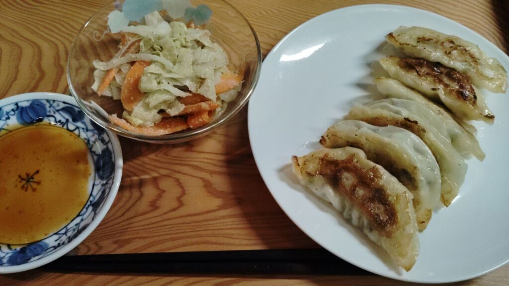 餃子。キャベツと人参の胡麻和え。