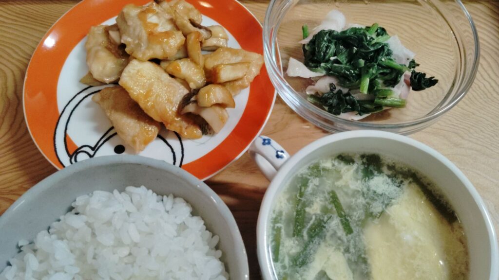 ささみとエリンギのエビマヨ風。ほうれん草とベーコンソテー。ニラ玉スープ。