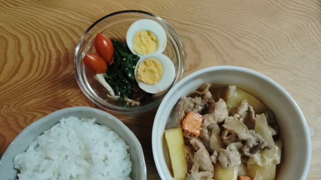 肉じゃが。ほうれん草のおひたし(しめじ)。ゆで卵。ミニトマト。