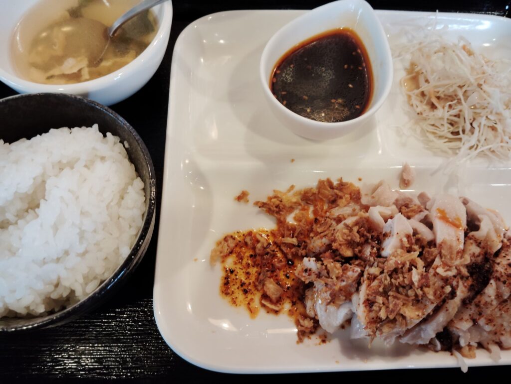 【外食ランチ】よだれ鶏。タレ。キャベツサラダ。スープ。ご飯。