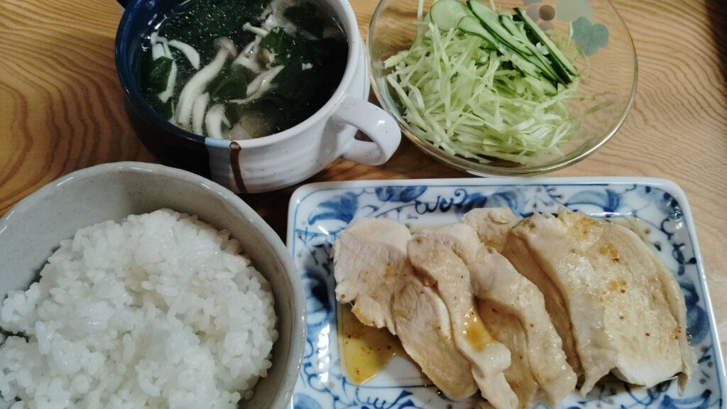 ご飯。よだれ鶏。しめじとわかめのスープ。千切りキャベツ・スライスきゅうり。