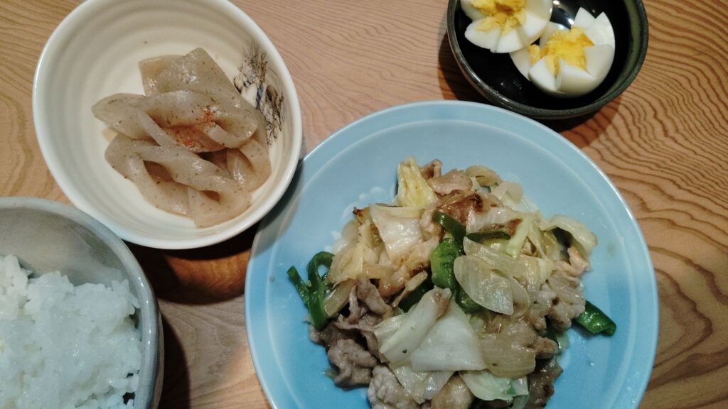 ご飯。回鍋肉。こんにゃくの煮物。ゆで卵。