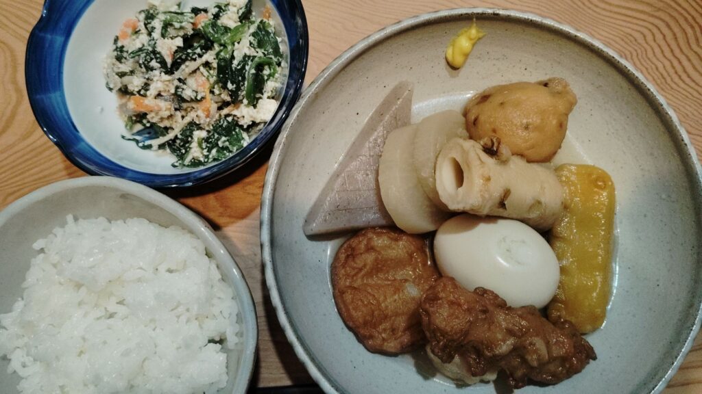 ごはん。おでん。ほうれんそうと人参の白和え(えのき、こんにゃく)。