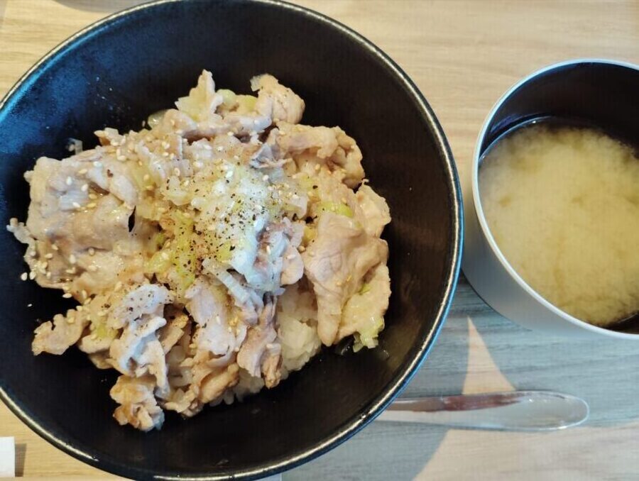 ネギ塩レモン豚丼。おみそ汁(大根・あげ)