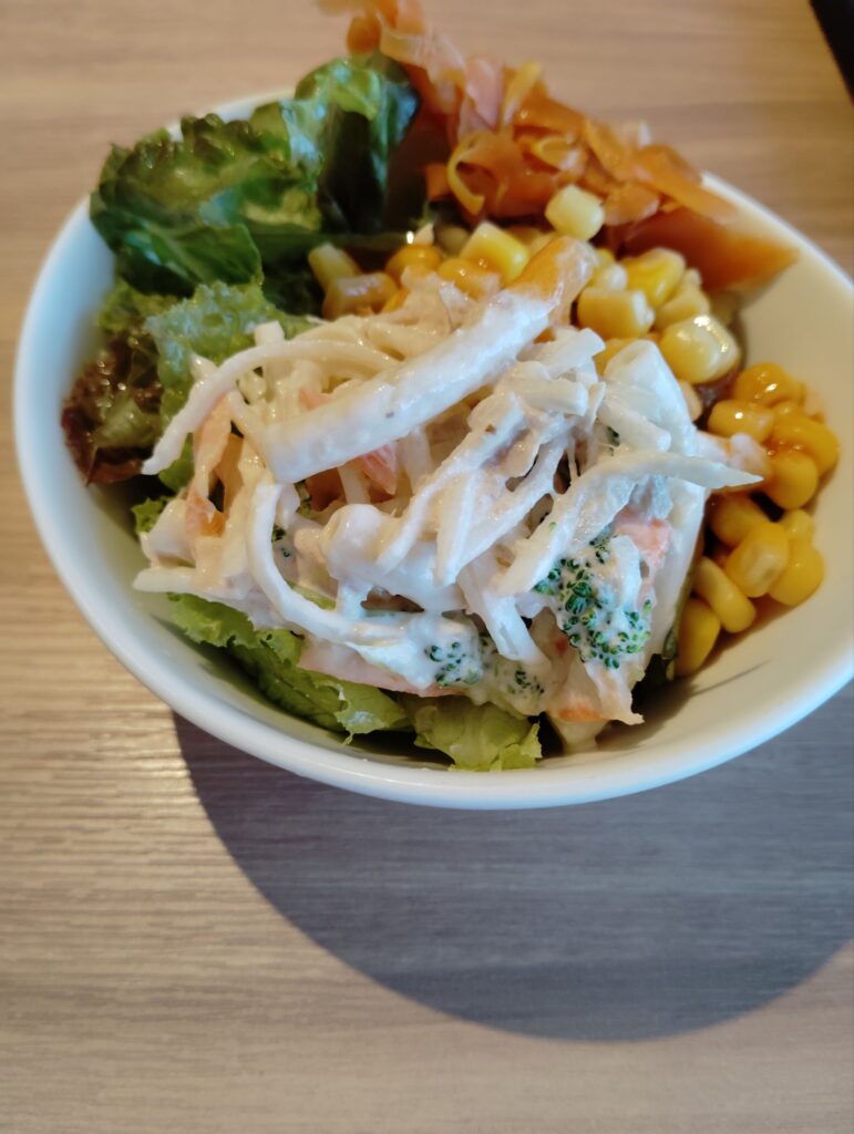 サニーレタス。コーン。ブロッコリーとツナのパスタサラダ。人参きんぴら。