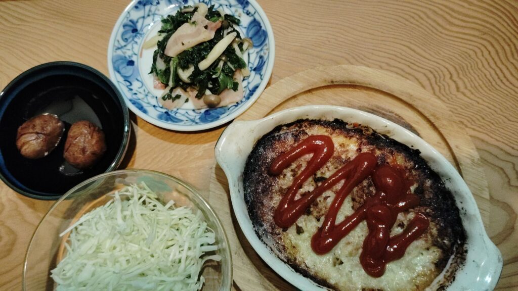 グリルハンバーグ。千切りキャベツ。ほうれん草とベーコンソテー。栗の渋皮煮。