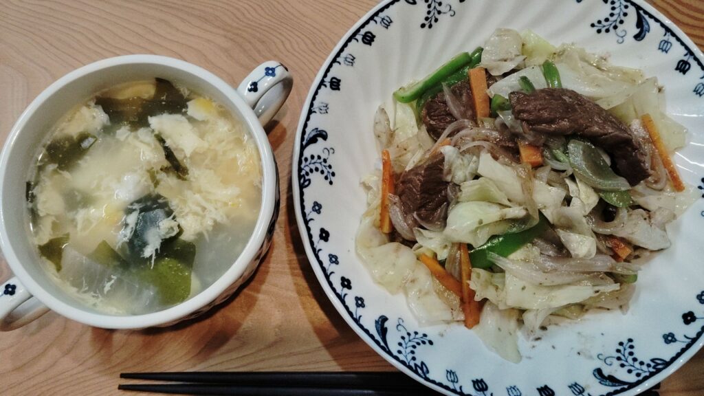 味付け焼き肉の野菜いため。大根・わかめ・たまごのスープ。