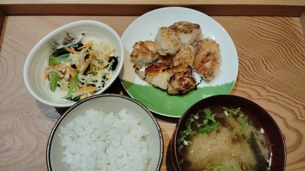 ごはん。塩麹唐揚げ。キャベツ・にんじん・小松菜・わかめの中華サラダ。大根葉・玉ねぎ・わかめのみそ汁。
