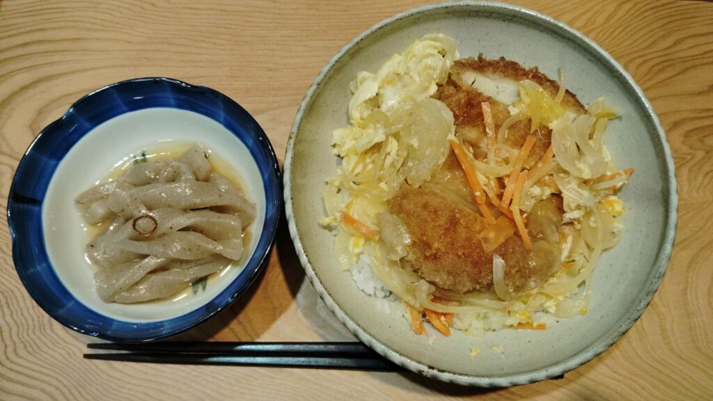 チキンかつ丼。こんにゃくの煮物。