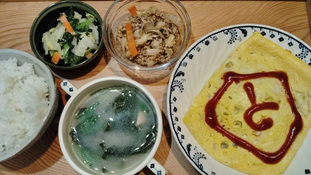 ごはん。オムレツ。オムレツの中身(ひき肉、白菜、玉ねぎ、人参、舞茸)。中華サラダ(白菜、人参、小松菜、ごま)。わかめスープ(ハム、小松菜)。