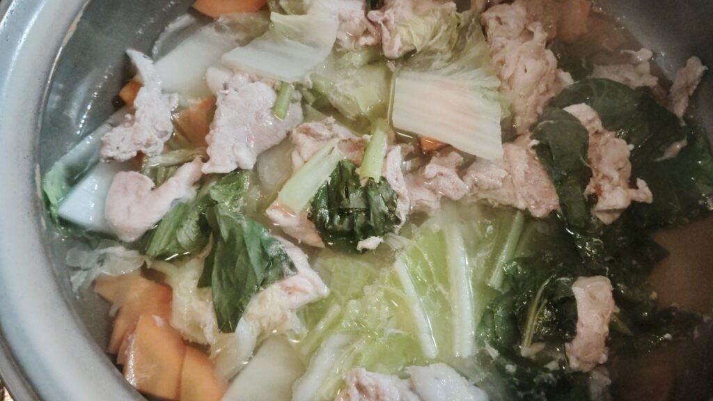 豚肉、白菜、小松菜、人参の鍋。