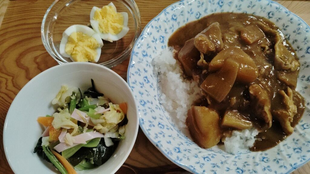 カレーライス。中華風サラダ。ゆで卵。