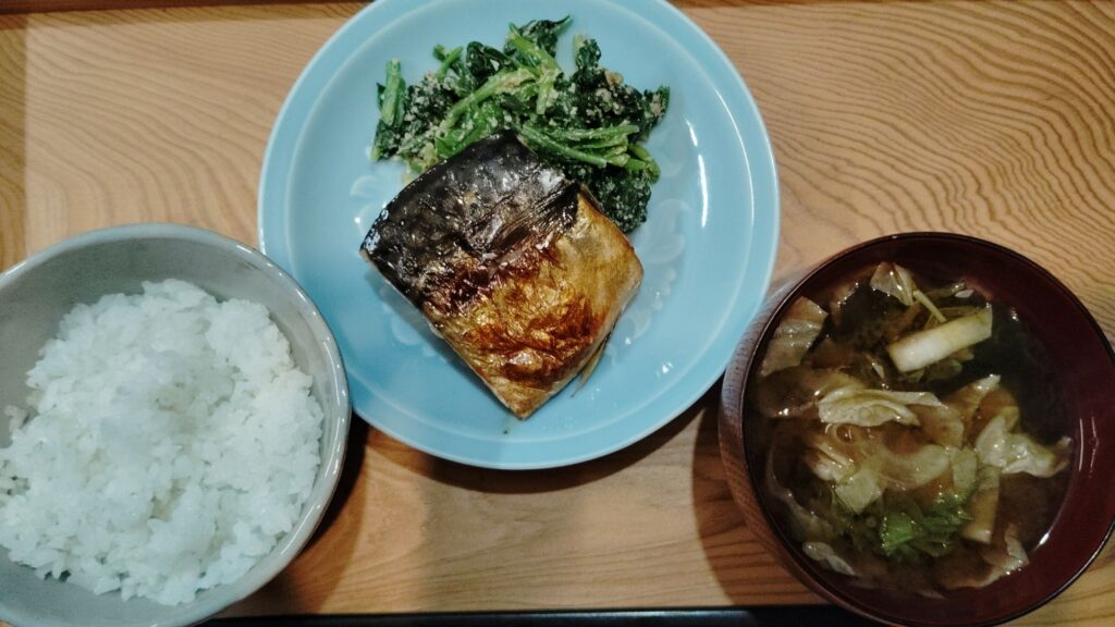 ごはん。鯖の塩焼き。ほうれん草のお浸し。白菜とワカメみそ汁(玉ねぎ、大根葉)。