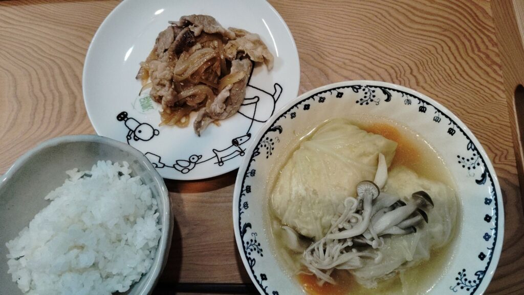 ごはん。ロールキャベツ(にんじん、しめじ、えのき)。豚肉塩麹焼き(玉ねぎ)。