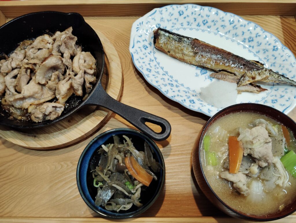 さんまの塩焼き、大根おろし。豚肉生姜焼き。きんぴら(ごぼう、こんにゃく、人参、ピーマン、しめじ)。豚汁(豚肉、大根、白菜、人参、ごぼう、こんにゃく、えのき、さつまいも)。