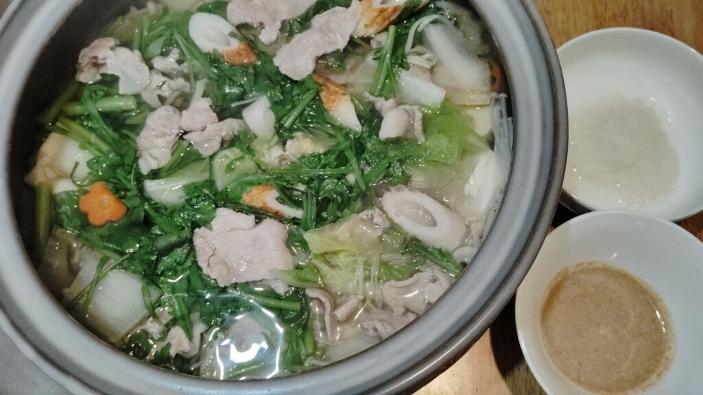 豚肉の水炊き鍋(豚肉、白菜、春菊、人参、えのき、豆腐、ちくわ、春雨)。大根おろし。ごまだれ。