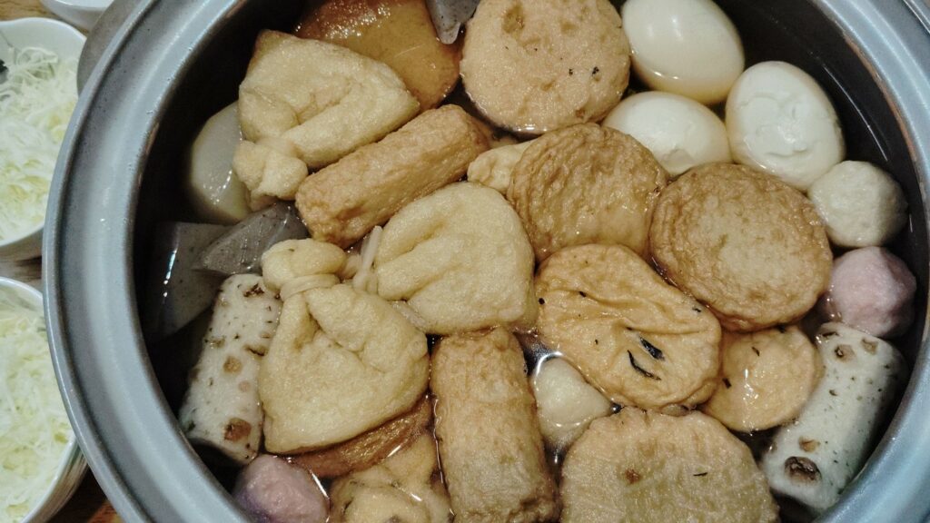 おでん(大根、たまご、こんにゃく、練り製品)。千切りキャベツ。