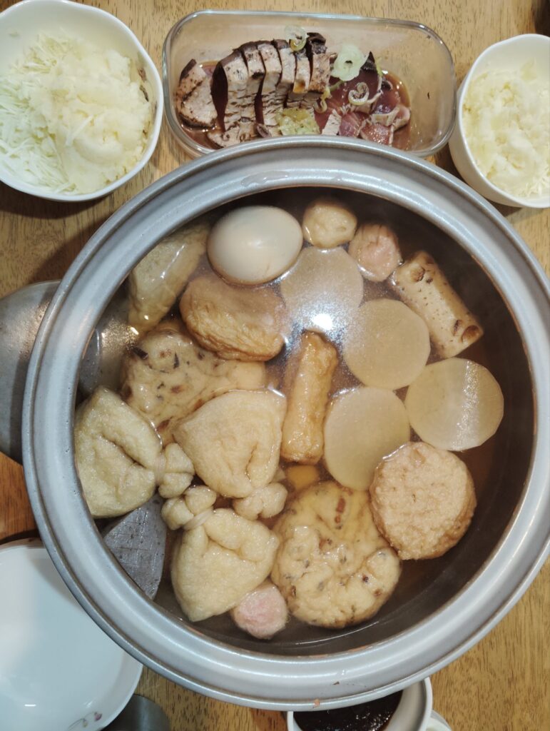 おでん。カツオのたたき。千切りキャベツ、ポテトサラダ。