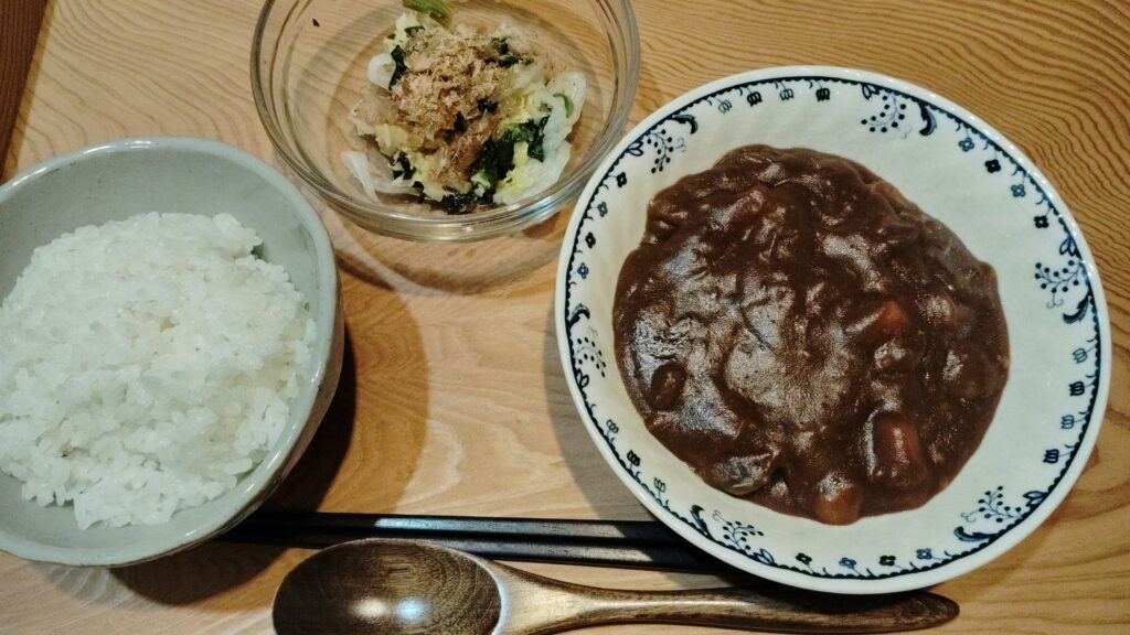 ごはん。ビーフシチュー。白菜とほうれん草のおひたし。