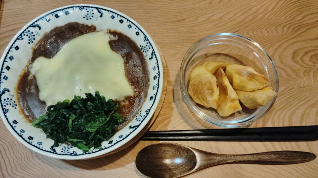 カレーチーズ丼(ほうれん草)。柿。