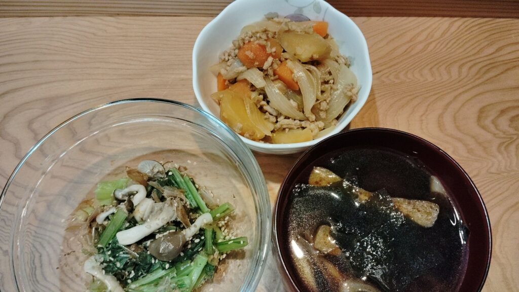 肉じゃが。小松菜のおひたし(しめじ)。みそ汁(わかめ、あげ、長ネギ)