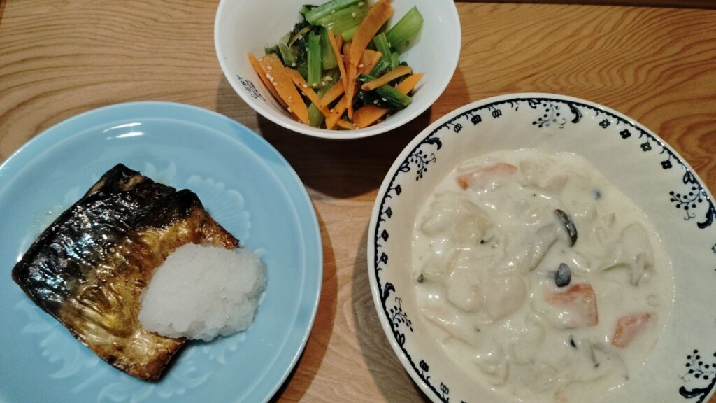 鯖の塩焼き、だいこんおろし。小松菜と人参のおひたし。クリームシチュー。