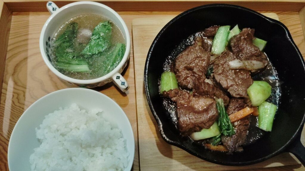 タレ漬け牛肉と野菜(チンゲン菜、玉ねぎ、人参)。牛肉と大根のスープ(チンゲン菜)。
