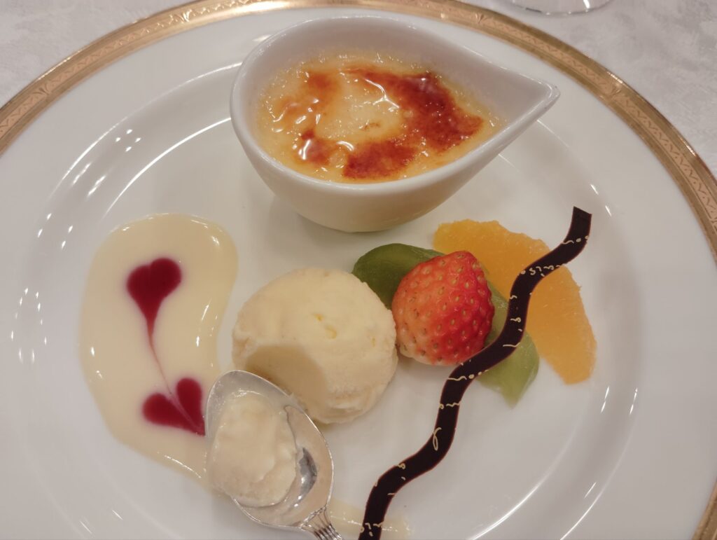 クリームブリュレと季節のフルーツ バニラ風味のアイスクリーム