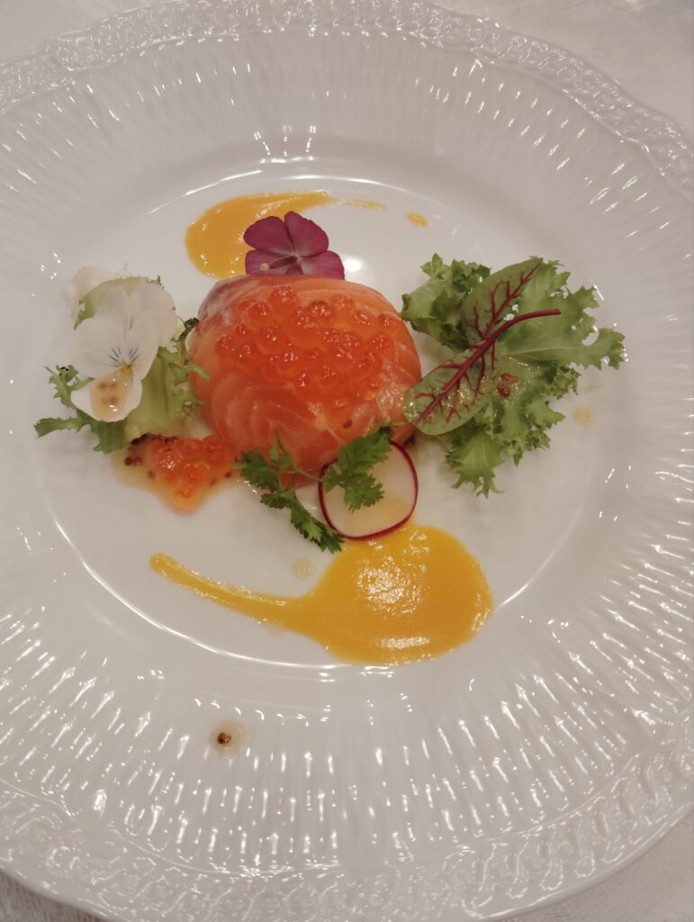 サーモンマリネの茶巾包み ホタテ貝柱とマンゴーと共に