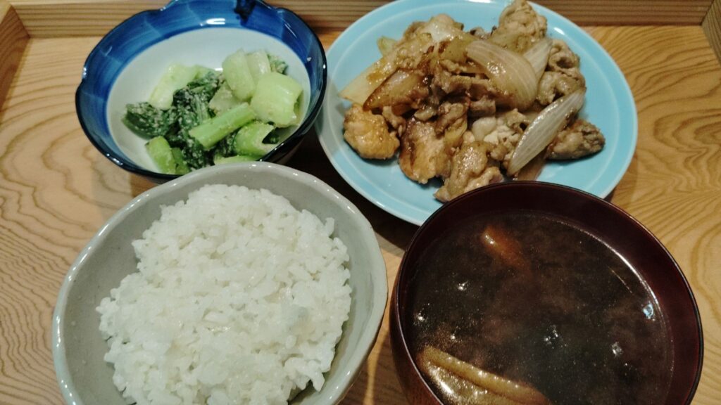 ごはん。あげとわかめのみそ汁。豚肉しょうが焼き。チンゲン菜と小松菜のごま和え。