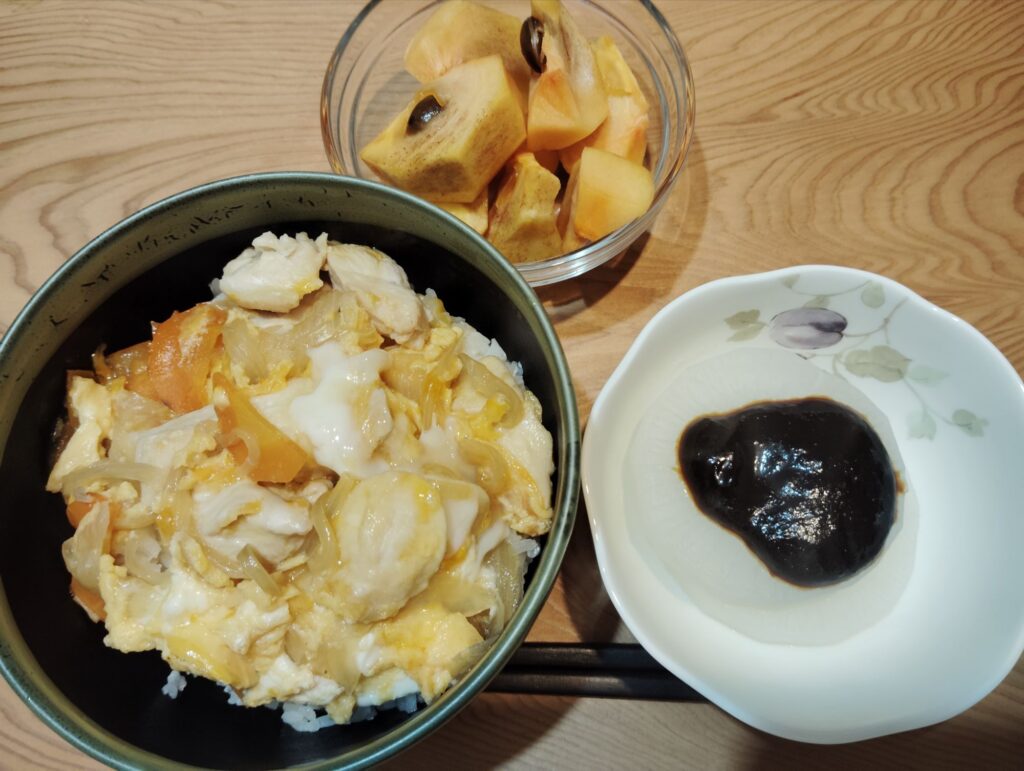 親子丼。ふろふき大根・みそ。柿。