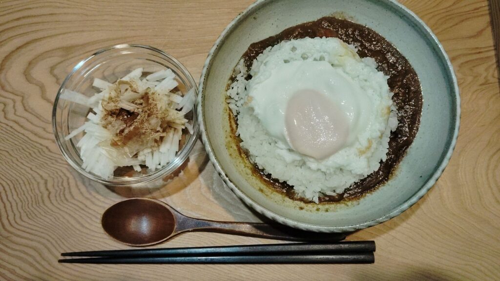 カレーライス。目玉焼き。大根サラダ。