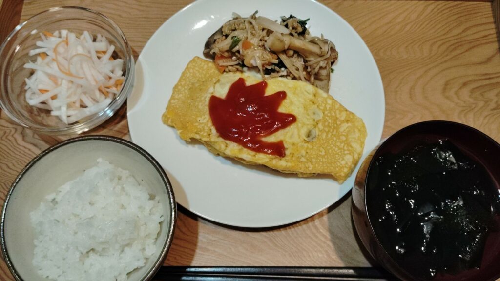 ごはん。オムレツ、オムレツの具。なます。わかめの澄まし汁。