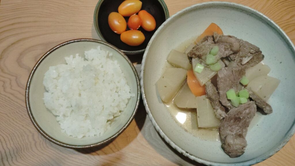 ごはん。牛肉と大根人参の煮物。ミニトマト。