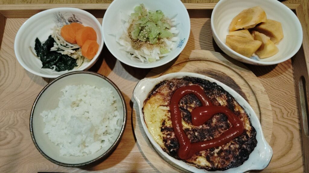 ごはん。ハンバーグ。人参グラッセ。ほうれん草とエノキのバター炒め。大根サラダ。柿。