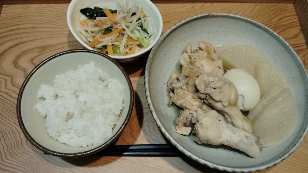 ごはん。手羽元と大根のうま煮。小松菜ナムル。