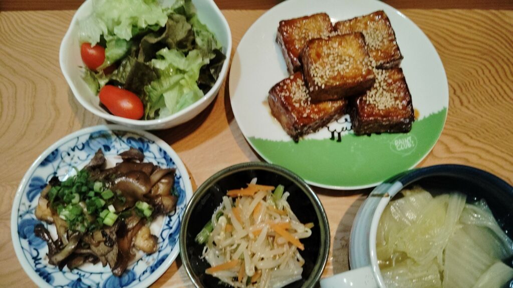 厚揚げの照り焼き。サニーレタス、ミニトマト。もやしナムル。舞茸ソテーのタレ絡め。白菜スープ(昨夜の残り)。