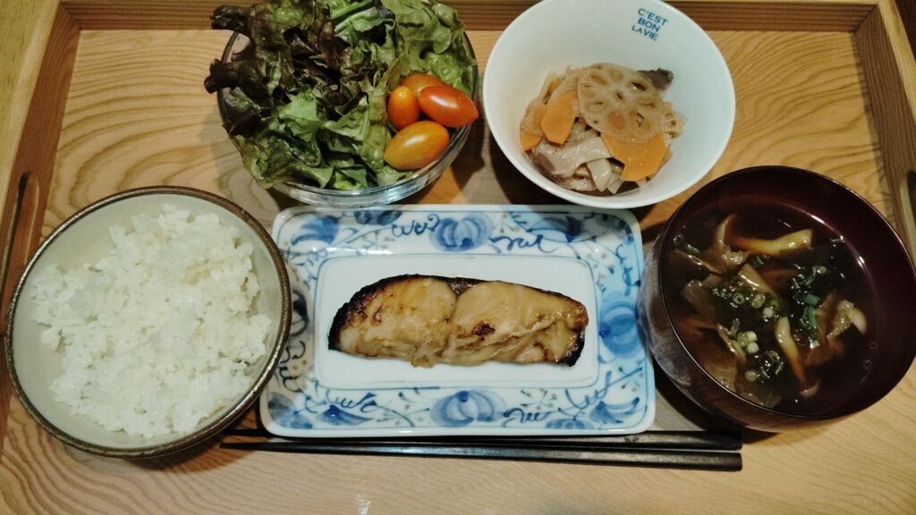 ごはん。シルバー醬油みりん漬け焼き。みそ汁(わかめ、白菜、ブナピー)レンコンきんぴら。チシャ、ミニトマト。